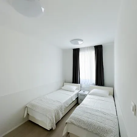 Enjoy With Wifi Parking ,balcony Apartment
