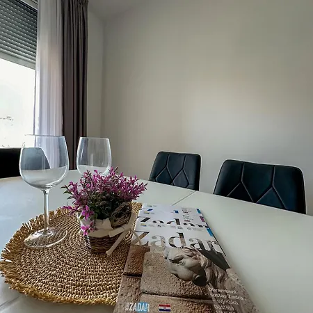 Apartment Enjoy With Wifi Parking ,balcony *